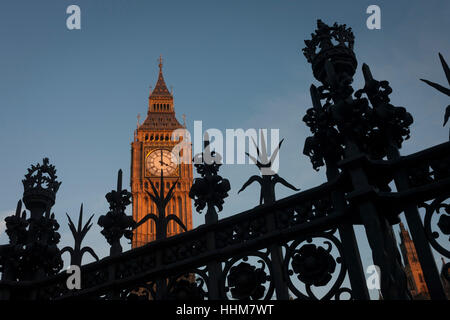 La silhouette du garde-corps de sécurité avec les pics et les couronnes et Elizabeth Tour du parlement britannique, le 17 janvier 2017, à Londres en Angleterre. L'Elizabeth Tower (autrefois appelée la Tour de l'horloge) nommé en hommage à la reine Elizabeth II dans son année du Jubilé de diamant - a été soulevée comme une partie de Charles Barry's conception pour un nouveau palais, après l'ancien Palais de Westminster a été en grande partie détruit par un incendie dans la nuit du 16 octobre 1834. Le nouveau parlement a été construit dans un style néo-gothique, achevée en 1858 et est l'un des plus importants symboles de Londres et l'Angleterre. Banque D'Images