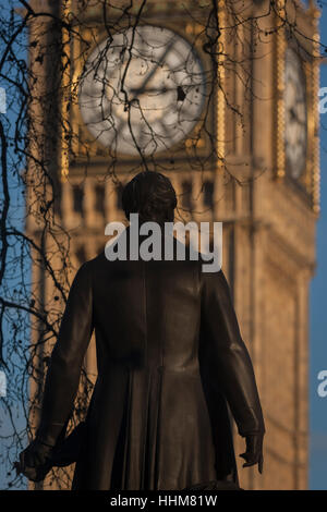 La statue de Sir Robert Peel et la Tour de l'Elizabeth Chambres du Parlement britannique, le 17 janvier 2017, à la place du Parlement, Londres, Angleterre. L'Elizabeth Tower (autrefois appelée la Tour de l'horloge) nommé en hommage à la reine Elizabeth II dans son année du Jubilé de diamant - a été soulevée comme une partie de Charles Barry's conception pour un nouveau palais, après l'ancien Palais de Westminster a été en grande partie détruit par un incendie dans la nuit du 16 octobre 1834 .. (Plus dans la description). Banque D'Images