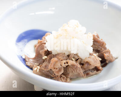 La cuisine japonaise, des tranches de boeuf aux radis daikon japonais râpé dans le bol Banque D'Images