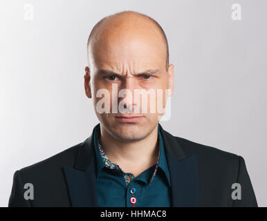 Portrait expressif dude chauve en colère. Studio shot Banque D'Images
