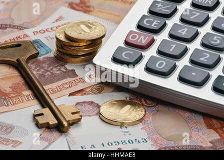 Roubles, calculatrice et la clé. L'argent russe concept immobilier. Banque D'Images