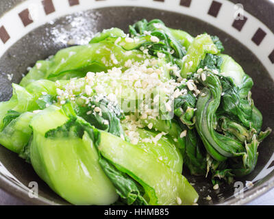 La cuisine japonaise, bok-choy cuit dans le bol Banque D'Images