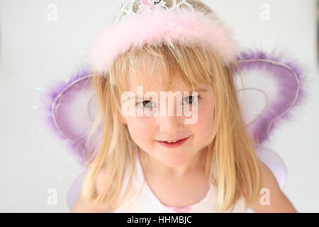 Gentil petit enfant blond habillé comme un conte de fée ange souriant, joli concept, l'innocence, l'enfance, des contes de fée princesse, costume, enfantins Banque D'Images