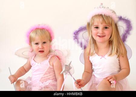 Les enfants habillés en costumes de fées, les fées dans les fées Baby making magic tiens sur une étoile, fairy dress, little blonde, notre soeur l'amour Banque D'Images