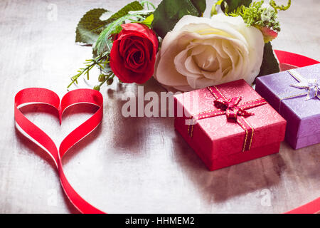 Roses et un cœur à bord, l'arrière-plan de Jour de Valentines, jour de mariage Banque D'Images