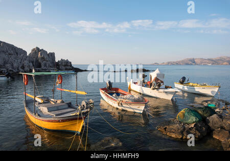 Bateaux de pêche avant l'aube à la baie tranquille à Rhodes, Banque D'Images