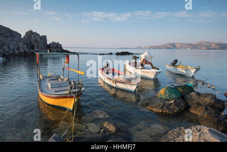 Bateaux de pêche avant l'aube à la baie tranquille à Rhodes, Banque D'Images