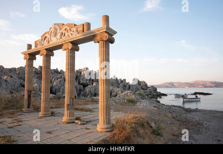 Ruines de la colonne grecque à la plage d'Haraki Charaki Rhodes Banque D'Images