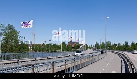 UMEA, SUÈDE LE 29 MAI 2013. Vue d'un pont sur la rivière. Pour le Rounders Cup. L'été et de soleil. Usage éditorial. Banque D'Images