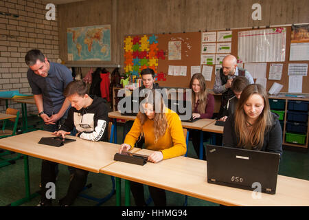 En fonction de l'Internet de l'apprentissage des langues étrangères via WLAN avec les tablettes dans une école de grammaire. Banque D'Images