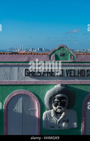Mur de la maison colorée, Olinda, UNESCO World Heritage Site, Recife en arrière-plan, l'état de Pernambuco, Brésil, Amérique du Sud Banque D'Images