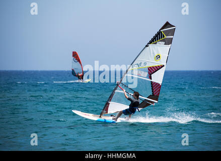 Wind surfeurs de Prasonisi dans le sud de l'île grecque de Rhodes. Banque D'Images