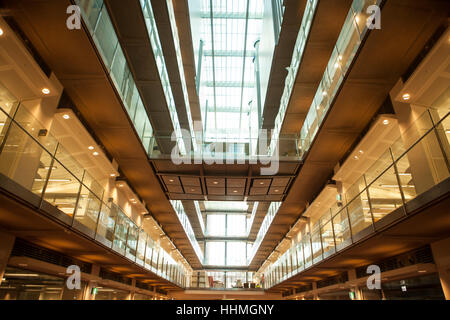 L'intérieur du nouveau Crick Institute. La Francis Crick Institute est un centre de recherche biomédicale de Londres. Banque D'Images