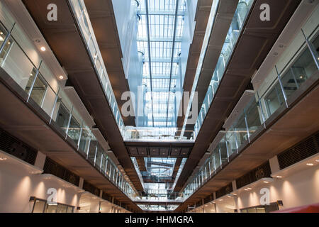 L'intérieur du nouveau Crick Institute. La Francis Crick Institute est un centre de recherche biomédicale de Londres. Banque D'Images