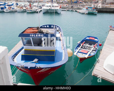 Bateaux dans le port de plaisance de la baie de Corralejo, Fuerteventura Banque D'Images