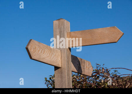 Panneau en bois vide vide, le type utilisé par les randonneurs à la campagne. La route vers nulle part. Banque D'Images