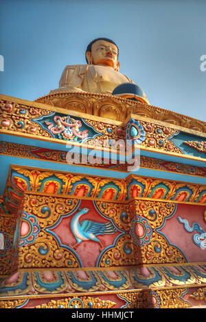 Golden Buddha à Katmandou sur fond de montagnes de l'himalaya Banque D'Images