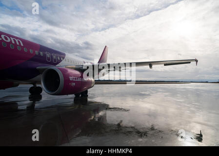 Un Wizz Air Airbus A320 est prêt pour l'embarquement sur un jour froid et pluvieux à Podgorica, Monténégro Banque D'Images