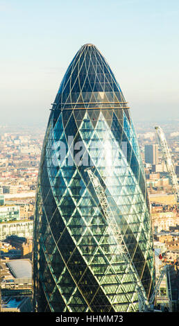 30 St Mary Axe aussi connu comme le Gherkin dans la City de Londres. Banque D'Images