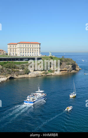 Entrée du Vieux Port avec le Palais du Pharo et Yachts Ferry Boat & Mer Méditerranée Marseille Provence France Banque D'Images