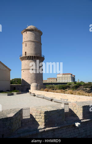 Phare et toit-terrasse du Fort Saint Jean avec le Palais du Pharo à Marseille Provence France la distance Banque D'Images