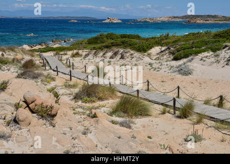 Boardwalk menant à Cala Trinita, l'île de La Maddalena, Gallura région, province de Sassari, Sardaigne, Italie Banque D'Images