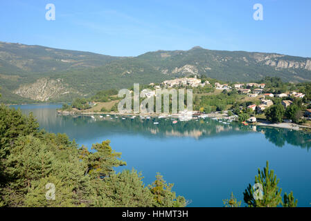 Saint Julien-du-Verdon Village sur les rives du lac de Castillon près de Castellane Alpes de Haute Provence Provence France Banque D'Images