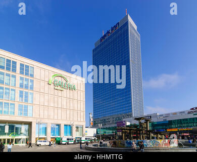 Berlin Alexanderplatz : grand magasin avec la Galeria Kaufhof et l'hôtel Park Inn, , Berlin, Allemagne Banque D'Images
