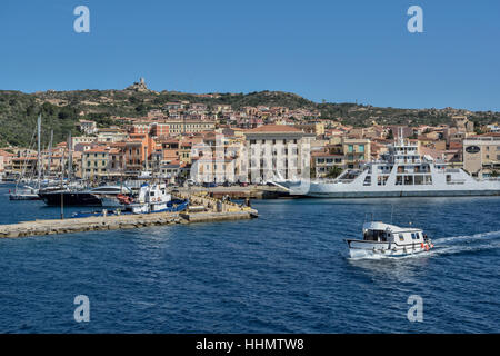 Bateaux dans le port, La Maddalena, Province de Sassari, région de Gallura, Sardaigne, Italie Banque D'Images