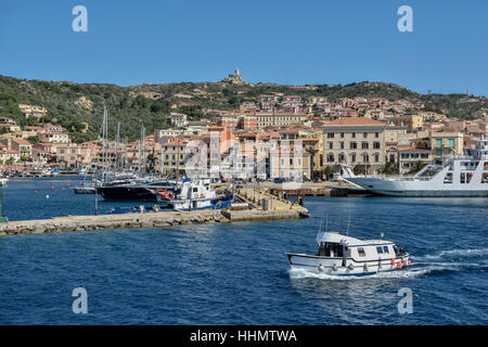 Bateaux dans le port, La Maddalena, Province de Sassari, région de Gallura, Sardaigne, Italie Banque D'Images