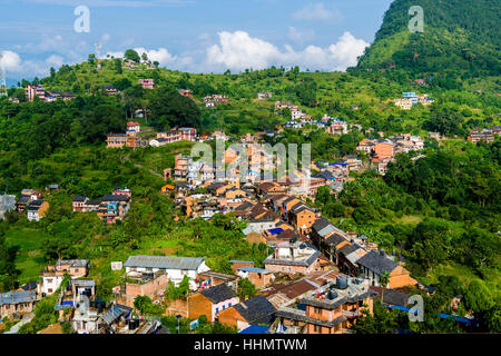 Vue aérienne sur les maisons de la ville, réparties sur une colline, Bandipur, Tanahun District, Népal Banque D'Images