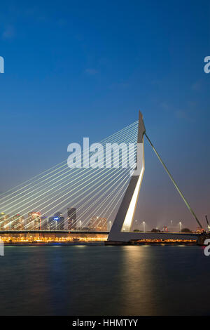 (Erasmusbrug Pont Erasmus) et la ligne d'horizon au crépuscule, Rotterdam, Pays-Bas Banque D'Images