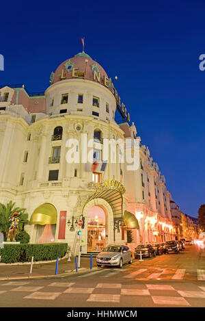 L'hôtel Le Negresco, Promenade des Anglais, entrée privée, heure bleue, Nice, Provence-Alpes-Côte d'Azur, France Banque D'Images