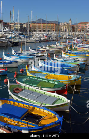 Bateaux colorés dans harbour, Port Lympia, Nice, Provence-Alpes-Côte d'Azur, France Banque D'Images