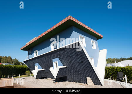Maison à l'envers, le monde à l'envers, Wolgast, Usedom, Mecklembourg-Poméranie-Occidentale, Allemagne Banque D'Images