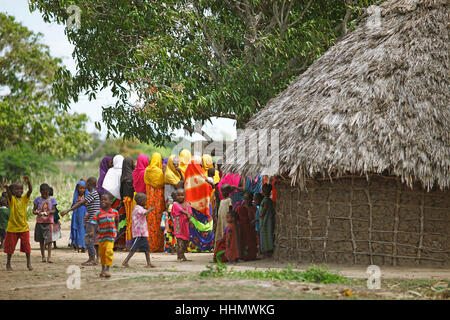 Les femmes et les enfants dans des vêtements colorés à côté de la hutte de boue, la communauté ethnique d'Orma, Marafa, delta du fleuve Tana, au Kenya Banque D'Images