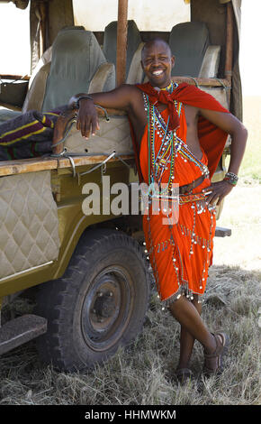 Homme massaï, 28 ans, en s'appuyant sur, shuka traditionnel véhicule safari, Mara Triangle, Masai Mara, Kenya, comté de Narok