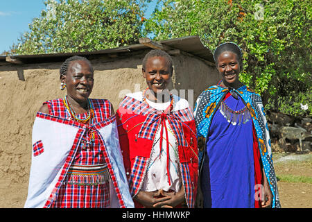 Les femmes Masaï Mara, shukas traditionnels en triangle, Masai Mara, Kenya, comté de Narok Banque D'Images