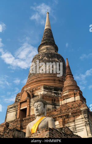 Statue de Bouddha en face d'un grand Chedi, Wat Yai Chai Mongkhon, Parc historique d'Ayutthaya, Thaïlande Banque D'Images