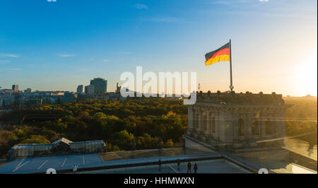 Vue sur Tiergarten du Reichstag, Deutscher Bundestag, quartier du gouvernement, Berlin, Allemagne Banque D'Images