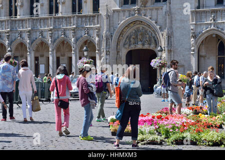 Les touristes à pied sur la Grand Place à Bruxelles en dépit de temps très chaud, le vendredi 10 juillet 2015. Dans la première décade de juillet la température atteindre 35-40°C mais Banque D'Images