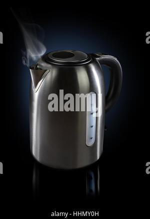 La vapeur chaude bouilloire électrique moderne avec des réflexions sur fond sombre. Banque D'Images