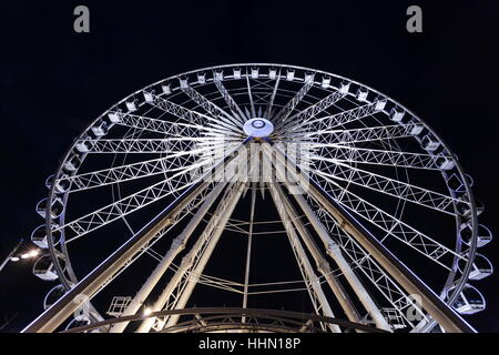 Le Liverpool Wheel, éclairée le soir sur l'ancien quai, Liverpool Banque D'Images