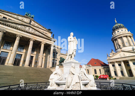 Gendarmenmarkt Berlin : la Gendarmerie marché avec theate (salle de concert Berlin), Schiller's monument et cathédrale française, , Berlin, Allemagne Banque D'Images