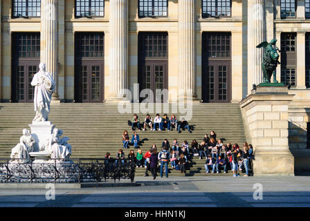 Gendarmenmarkt Berlin : la Gendarmerie marché avec Theatre (salle de concert Berlin), du monument, de Schiller , Berlin, Allemagne Banque D'Images