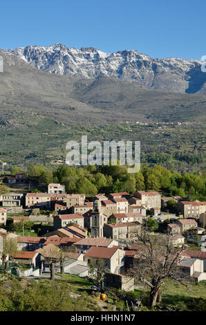 Village de montagne au milieu de la Corse Banque D'Images