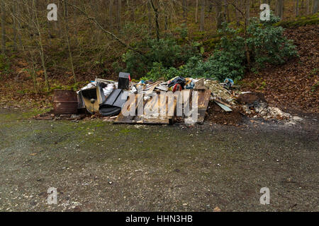Les déchets et ordures dans une forêt un exemple de basculer ou de déversements illégaux sur un sentier forestier dans le Nord du Pays de Galles Banque D'Images