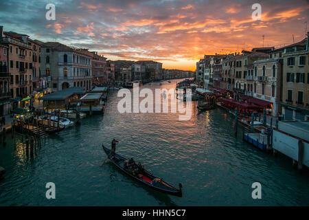 Vue du coucher de soleil du Grand Canal depuis le pont du Rialto à Venise Banque D'Images