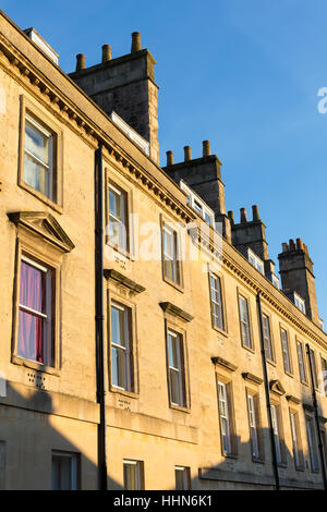 Haut de la section d'une rangée de maisons en pierre une terrasse à Bath, Royaume-Uni. Banque D'Images