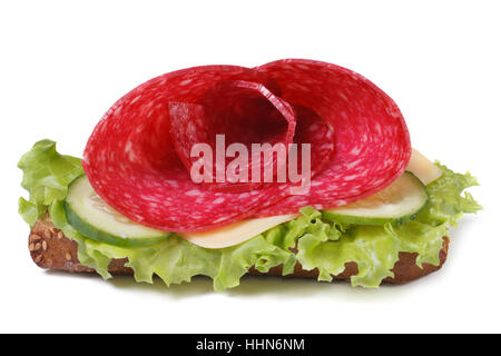 Belle sandwich avec salami, fromage et laitue isolé sur fond blanc gros plan horizontal. Banque D'Images